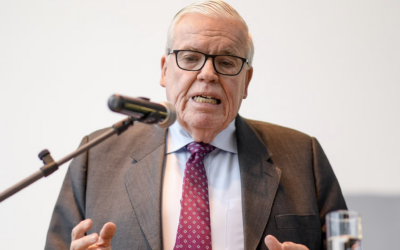 Klaus-Michael Kühne speaks to employees at the headquarters of Kühne + Nagel. (Axel Heimken/picture alliance via Getty Images, JTA)